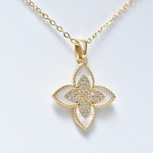 Collier trèfle en plaqué or : pendentif porte-bonheur de perles et de zircons