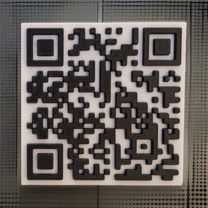 Puede incluir: Un código QR en blanco y negro impreso sobre un fondo cuadrado blanco.