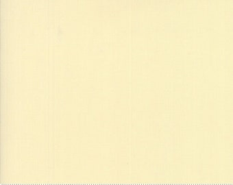 Moda Bella Solids Fig Tree Cream 9900 67, incrementos de 1/2 yarda
