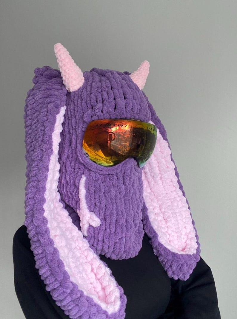 Puede incluir: Sombrero de conejo de punto morado y rosa con orejas largas y una m&aacute;scara de esqu&iacute;.