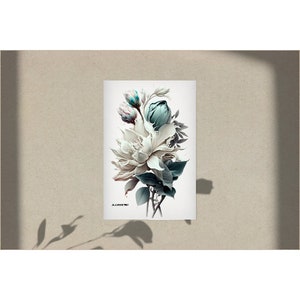 Puede incluir: Una impresión artística floral que presenta un ramo de flores blancas y verde azulado con hojas verdes. La obra de arte se encuentra sobre un fondo neutro, con sombras que añaden profundidad. La impresión incluye una firma en la parte inferior.