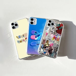 Op de afbeelding: Drie verschillende telefoonhoesjes met kleurrijke ontwerpen. Een hoesje heeft een blauwe en paarse achtergrond met pillen, een ander hoesje heeft een kleurrijk abstract ontwerp met pillen, en het derde hoesje heeft een kleurrijk ontwerp met pillen en een schedel.