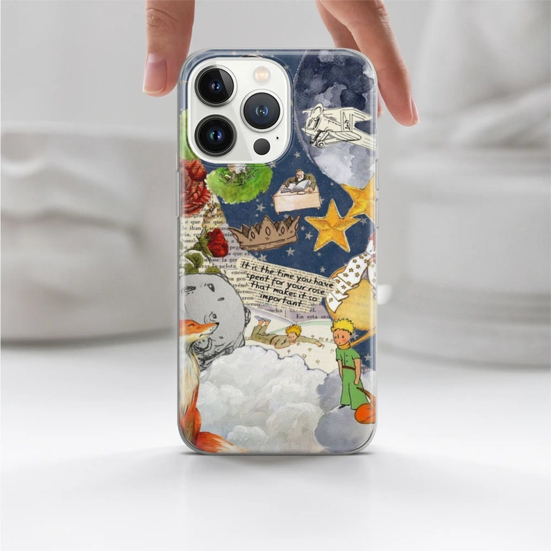 Puede incluir: Funda transparente para tel&eacute;fono con ilustraciones de "El Principito". El dise&ntilde;o incluye un zorro, un planeta, estrellas y el texto "Es el tiempo que has dedicado a tu rosa lo que la hace tan importante."