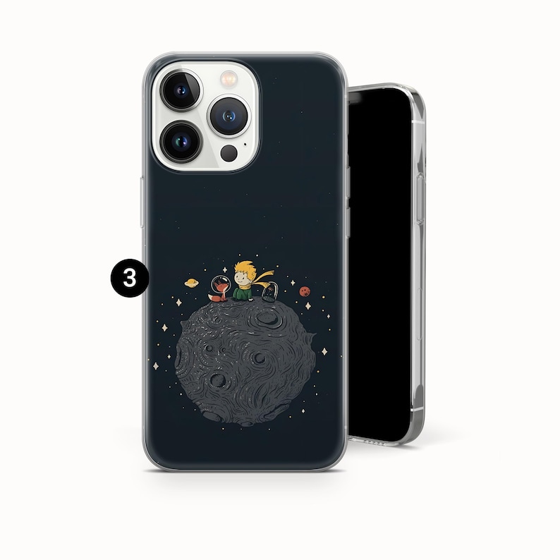 Puede incluir: Funda transparente para tel&eacute;fono con un dise&ntilde;o azul oscuro que presenta una ilustraci&oacute;n de dibujos animados de un personaje de El Principito en un planeta. Se ve un tel&eacute;fono negro dentro.