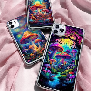 Puede incluir: Tres fundas de teléfono diferentes con diseños de hongos psicodélicos. Las fundas son transparentes y muestran los diseños impresos en la parte posterior. Los diseños presentan hongos coloridos, árboles y un arroyo.