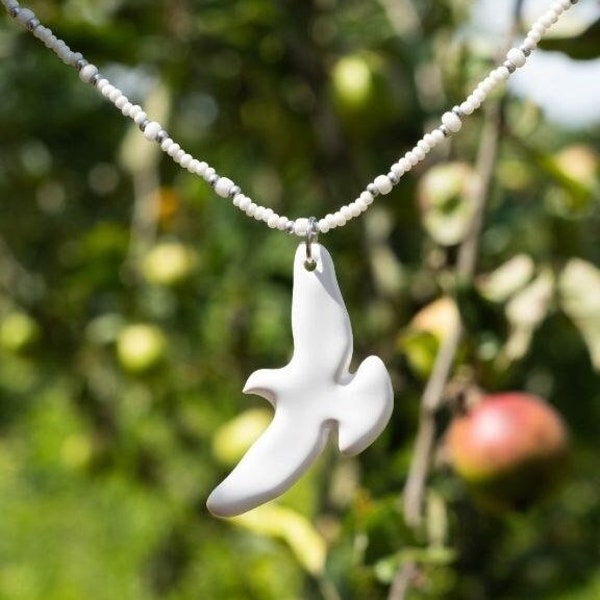 Ras de cou oiseau blanc Tour de cou oiseau colombe volant cadeau pour elle Ras de cou oiseau colombe fait main Oiseau en céramique Pendentif colombe en céramique Cadeau de Noël pour elle