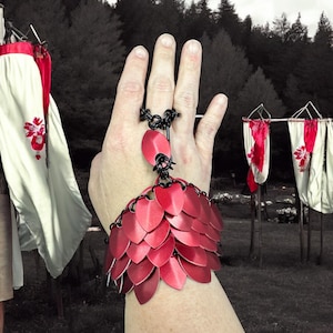 ScalesByC Scalemaille スレーブブレスレット、精巧な中世のチェーンメイルデザイン、LARPやルネッサンスフェア向けのウェアラブルアート