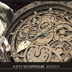 Könnte beinhalten: Eine detaillierte, komplizierte, astronomische Holzuhr mit Zahnrädern und einem silbernen Zifferblatt. Die Uhr ist vor einem dunklen, sternenübersäten Hintergrund platziert, mit einem Astronauten in einem weißen Raumanzug auf der linken Seite des Bildes.