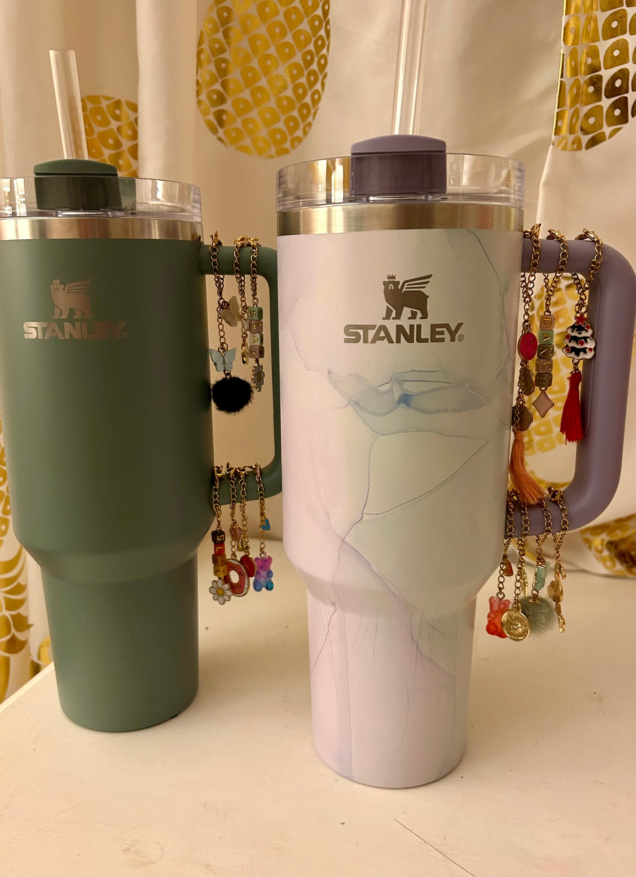 Stanley Charm-Zubehör Set – Schleife, Diamant-Strohhalmdeckel, Kette, Tassenstiefel (grün)