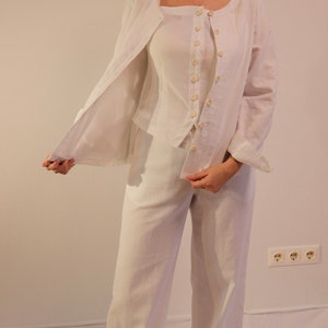 Veste chemise en lin. Boutons imitation lin naturel. Il y a des plis devant. image 4