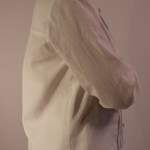 Veste chemise en lin. Boutons imitation lin naturel. Il y a des plis devant. image 2