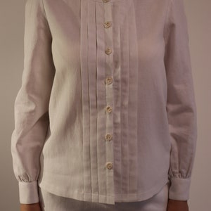 Veste chemise en lin. Boutons imitation lin naturel. Il y a des plis devant. image 1