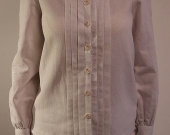 Linen shirt jacket. Natural linen imitation buttons. There are folds in front.