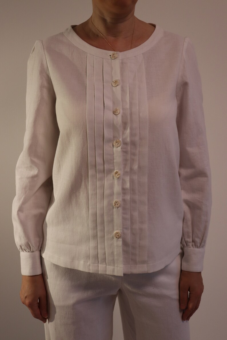 Veste chemise en lin. Boutons imitation lin naturel. Il y a des plis devant. image 1