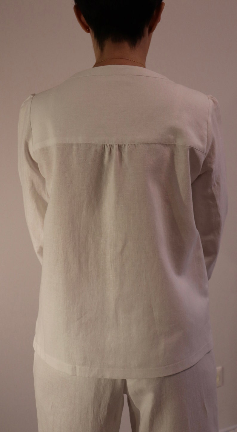 Veste chemise en lin. Boutons imitation lin naturel. Il y a des plis devant. image 3