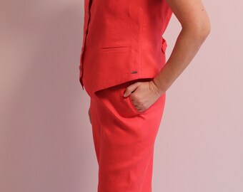 Pantalon et gilet en lin corail. pantalon large classique, gilet avec poches et boutons en perles et boucle de sangle.