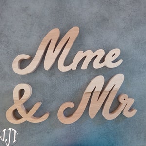 Letras Mr & Mrs o Mme cortadas a mano en madera maciza natural y local. Ideal para el gran día o aniversario de boda.