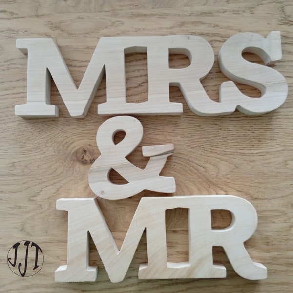 Lettres Mr & Mrs découpées à la main en bois massif local. Idéal pour le jour J ou l'anniversaire du mariage. Bois naturel, déco rustique.