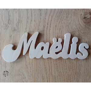 Nombre o palabra recortada a mano en calado. Decoración personalizada, para habitación de bebé o niño, como bienvenida o actitud zen.