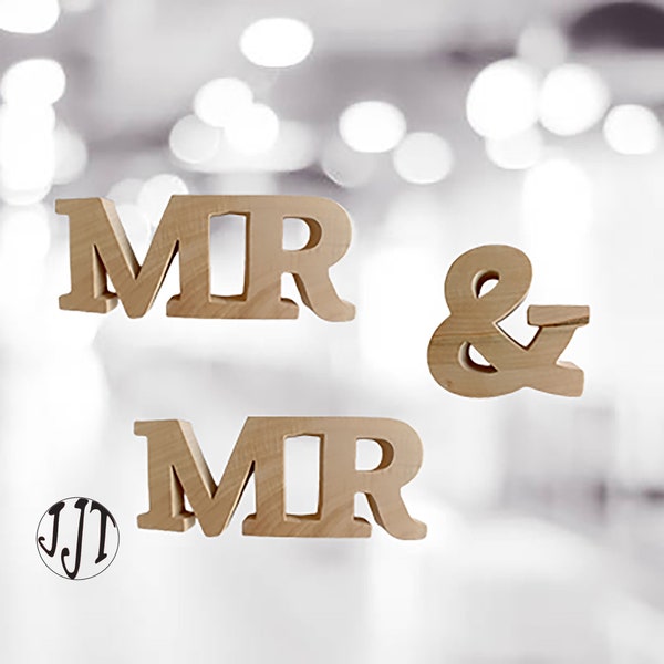 Lettres Mr & Mr découpées à la main en bois massif local. Idéal pour le jour J ou l'anniversaire du mariage. Bois naturel, déco rustique.