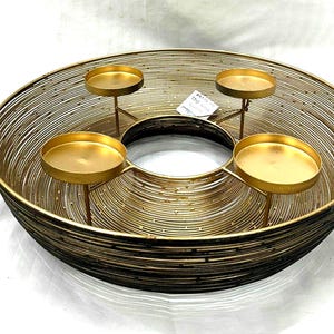 Moderne gouden metalen adventskrans kandelaar, minimalistisch kerststuk, tafeldecor