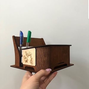 Arquivo svg organizador de corte a laser Glowforge porta-canetas e lápis de madeira para mesa svg modelo de suporte para telefone organizador de papelaria de corte a laser dxf