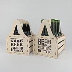 Op de afbeelding: Twee houten bierkratten, elk met zes flessen. Op één staat "GOOD BEER GOOD FRIENDS", op de andere "BEER makes EVERYTHING BETTER". De flessen zijn van donker glas met groene doppen.