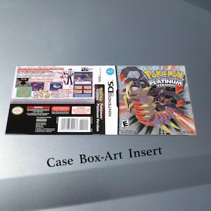 Può includere: Inserto per custodia del gioco Pokémon Platinum Version per Nintendo DS. La copertina presenta un'illustrazione di una creatura con dettagli rossi, gialli e neri. Il retro mostra i dettagli del gioco e gli screenshot. Il testo "Case Box-Art Insert" è in basso.