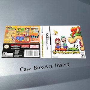 Può includere: Inserto per custodia di gioco per Nintendo DS per "Mario & Luigi: Bowser's Inside Story". La copertina presenta Mario, Luigi e Bowser con sfondo bianco. Il retro mostra screenshot di gioco e testo. Il gioco è classificato "E" per tutti.