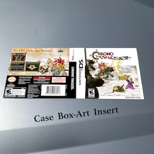 Op de afbeelding: Een case box-art insert voor het Nintendo DS-spel "Chrono Trigger". De cover bevat kleurrijke illustraties van personages in een fantasiewereld. De achterkant van de insert bevat speld details en de tekst "The RPG of the Ages Returns."