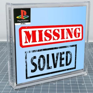 Op de afbeelding: Een doorzichtig plastic PlayStation-gamehoesje met een lichtblauwe cover. Links bovenaan staan het PlayStation-logo en de tekst PAL. In het midden staan de woorden MISSING in het rood en SOLVED in het zwart, beide binnen rechthoekige kaders.
