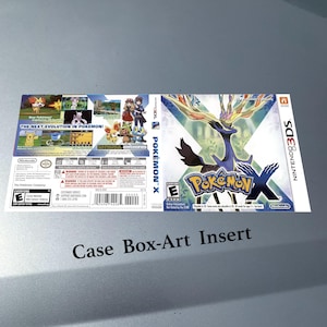 Può includere: Un inserto per custodia di gioco Pokémon X per Nintendo 3DS. La parte anteriore presenta una creatura blu e oro simile a un cervo con il titolo del gioco. Il retro mostra vari personaggi Pokémon e il testo "The Next Evolution in Pokémon!"