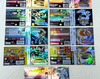 Könnte beinhalten: Eine Sammlung von neun Nintendo DS-Spielhüllen-Einlegern mit Pokémon-Titeln wie White, White 2, Black, Black 2, Diamond, HeartGold, Conquest, Ranger und SoulSilver. Jeder Einleger zeigt farbenfrohe Charaktergrafiken, Spiellogos und Rückseitentexte.