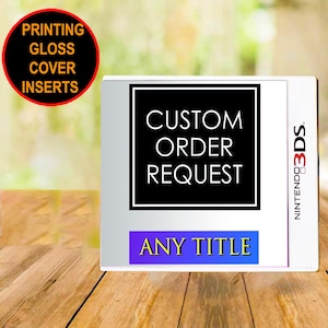Könnte beinhalten: Eine weiße Nintendo 3DS-Spielehülle mit einem individuellen Cover-Einsatz. Die Vorderseite zeigt ein schwarzes Quadrat mit dem weißen Text CUSTOM ORDER REQUEST und ein blaues rechteckiges Banner darunter mit dem gelben Text ANY TITLE. Das Nintendo 3DS-Logo befindet sich an der Seite.