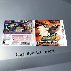 Può includere: Inserto per custodia di gioco per Nintendo 3DS per Pokémon Ultra Sun. La copertina presenta un'illustrazione stilizzata di una creatura in bianco e nero con uno sfondo giallo e arancione. Il retro della custodia riporta il testo "Let's Go!" e "New Secrets Await Discovery in Alola."