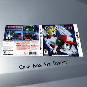 Può includere: Inserto per custodia del gioco Cave Story 3D per Nintendo 3DS. La copertina presenta due personaggi animati con una spada e un cappello rosso. Il titolo del gioco è in lettere grandi e in grassetto. Il retro della custodia presenta screenshot e testo del gioco.