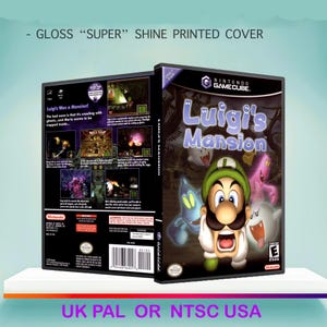 Peut inclure: Boîtier de jeu vidéo Nintendo GameCube pour "Luigi's Mansion". La couverture présente Luigi avec des fantômes et le titre du jeu dans une police stylisée. Le dos du boîtier montre des captures d'écran et du texte. Le boîtier est sur une surface blanche.
