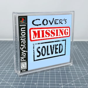 Peut inclure: Un boîtier en plastique transparent pour un jeu vidéo PlayStation. L'insert présente un fond bleu clair avec le texte COVER'S MISSING en noir, suivi d'un cadre rectangulaire rouge contenant le mot MISSING et un cadre noir avec SOLVED.