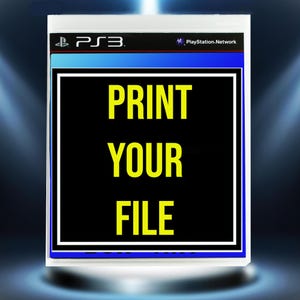 Pode incluir: Uma caixa de jogo PlayStation 3 branca com um encarte azul e preto. O centro apresenta um retângulo preto com borda branca contendo o texto amarelo PRINT YOUR FILE. O topo da caixa exibe os logotipos da PS3 e da PlayStation Network.