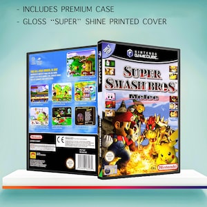 Può includere: Custodia per videogiochi Nintendo GameCube per "Super Smash Bros. Melee". La copertina presenta Mario, Pikachu e Bowser. La custodia include una custodia premium e una copertina stampata lucida "Super".