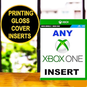 Peut inclure: Une jaquette de jeu rectangulaire avec un fond blanc, le logo Xbox vert et blanc, le texte ANY XBOX ONE INSERT, et la mention Xbox Series X et Xbox One en haut. Un badge jaune circulaire indique PRINTING GLOSS COVER INSERTS.