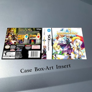 Könnte beinhalten: Ein Nintendo DS-Spielhülle-Insert für "Luminous Arc". Das Cover zeigt Charaktere im Anime-Stil in verschiedenen Farben. Die Rückseite des Inserts enthält Spiel-Screenshots und Text. Das Spiel ist mit "T" für Teenager bewertet.