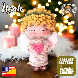 Puede incluir: Patrón de crochet para una muñeca amigurumi de ángel rosa que sostiene un corazón. La muñeca tiene cabello rubio y un halo dorado. El patrón está disponible en inglés y español. El patrón se llama "Noah".
