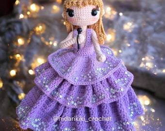 Muñeca amigurumi Taylor Enchanted con micrófono