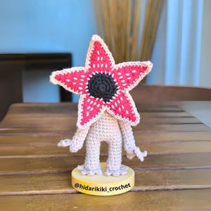 Ręcznie robiona lalka Demogorgon Amigurumi — Stranger Things Fan Art — przedmiot kolekcjonerski z drewnianą podstawą i pudełkiem wystawowym — wyjątkowy prezent dla geeków