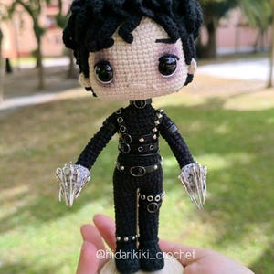 Edward mit den Scherenhänden Puppe Amigurumi