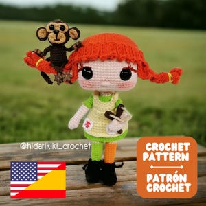 Puede incluir: Patrón de crochet para una muñeca de niña pelirroja con un mono en el hombro. La muñeca lleva un vestido verde y amarillo y medias naranjas. El patrón está disponible en inglés y español. La imagen también incluye el texto "@hidarikiki_crochet" y "Crochet Pattern Patrón Crochet".