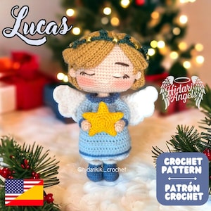 Puede incluir: Patrón de crochet para una muñeca amigurumi de ángel azul que sostiene una estrella amarilla. La muñeca tiene una corona dorada y se llama "Lucas". El patrón está disponible en inglés y español.