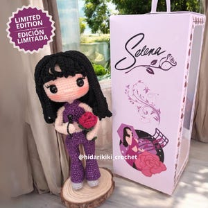 Amigurumi doll of the queen of Tex-Mex. Articulated, with accessories and personalized box. Limited edition.