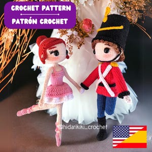 Puede incluir: Patrón de crochet para una muñeca bailarina y un soldado de juguete. La muñeca bailarina lleva un vestido rosa y tiene el pelo rojo. El soldado de juguete lleva un uniforme rojo con una faja azul y un sombrero negro. El patrón está disponible en inglés y español.